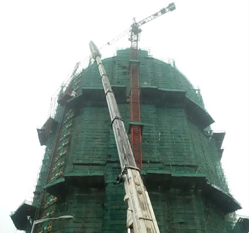 泰州市吊车在工地上作业